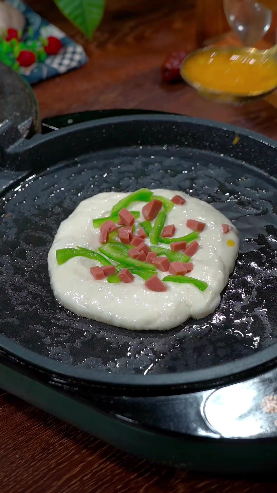 明天的早餐不知道吃啥,就做这个青椒鸡蛋饼,孩子超爱吃