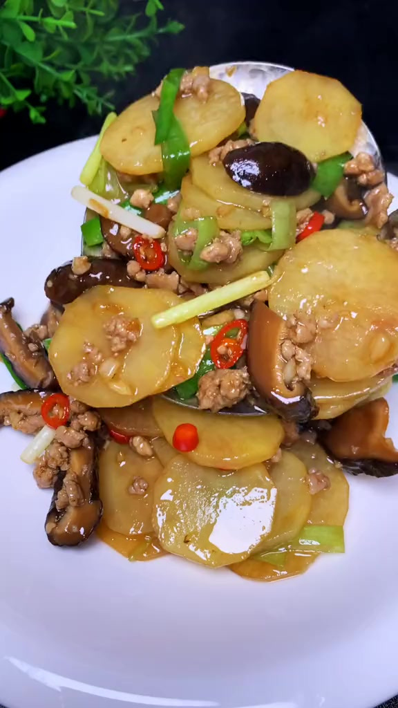 土豆和香菇试试这样做,做法简单好吃又下饭