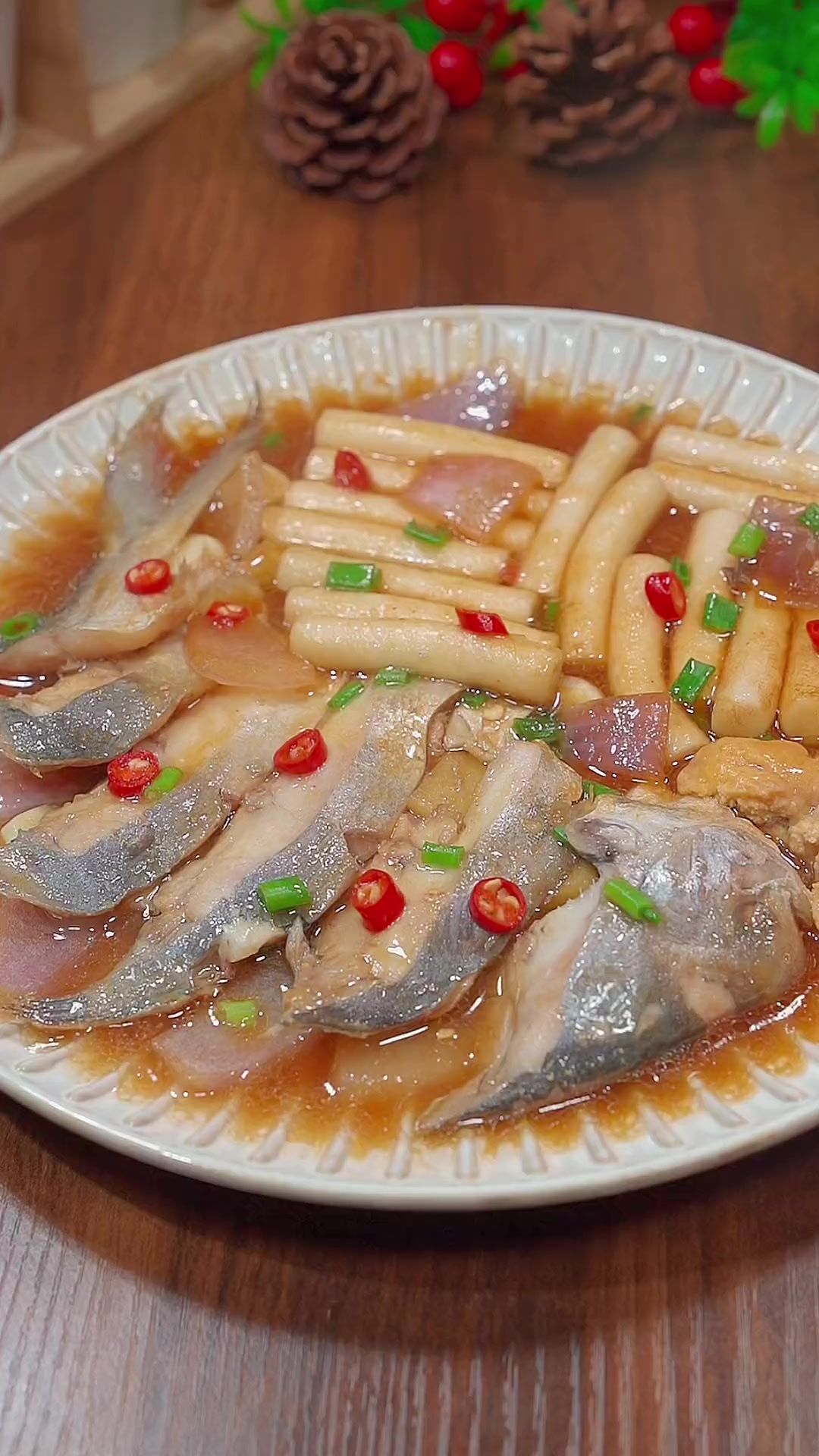 鲳鱼烧年糕，年糕吸收了鱼的鲜味，非常的好吃