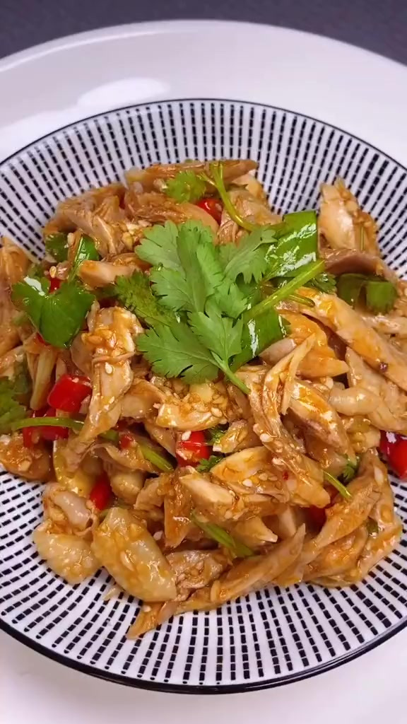 凉拌鸡腿肉的做法,下饭不油腻简单又易学,一道适合夏天的美食