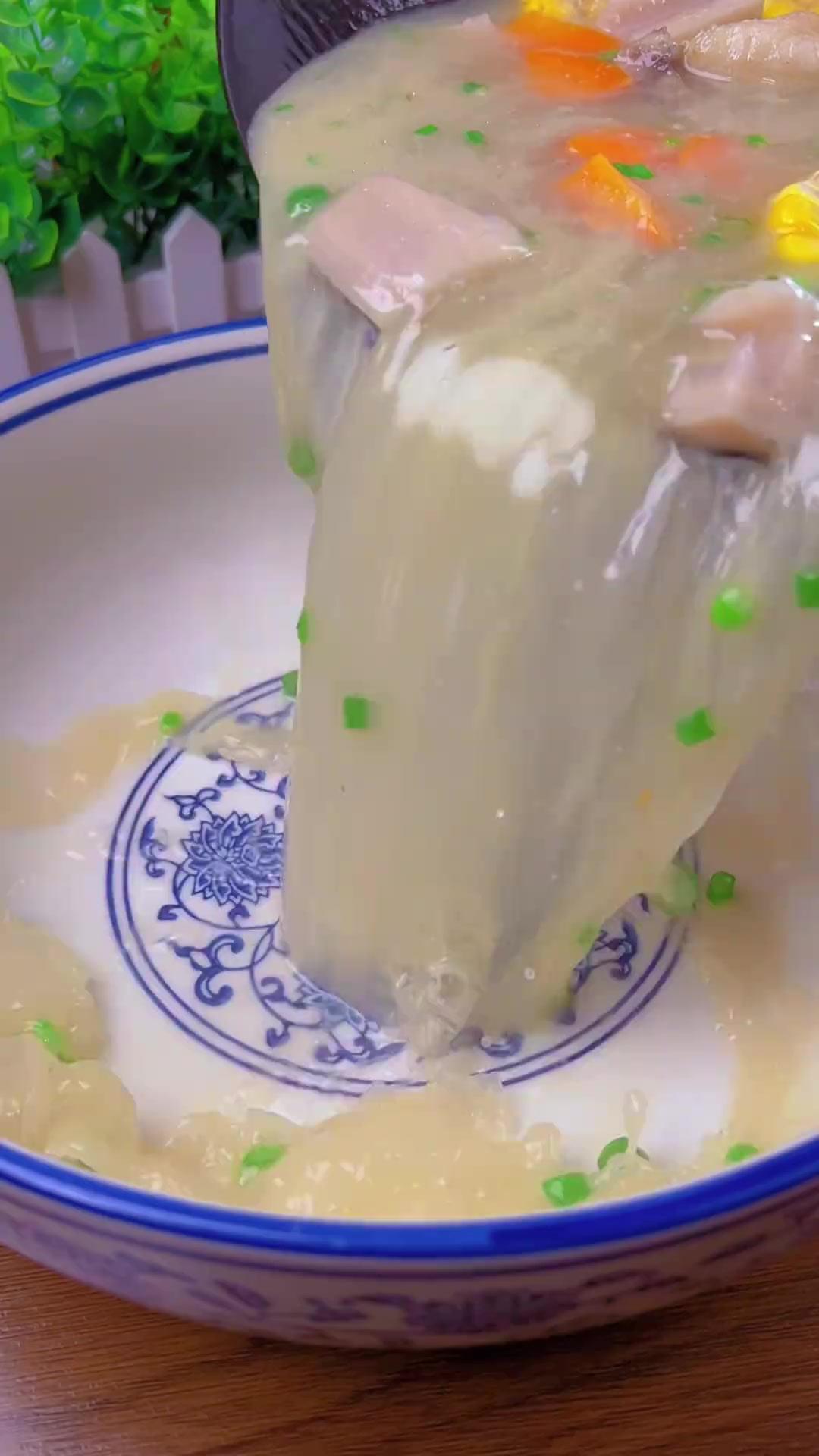 夏天就该多喝汤,今天分享一道玉米莲藕排骨汤,鲜掉眉毛～