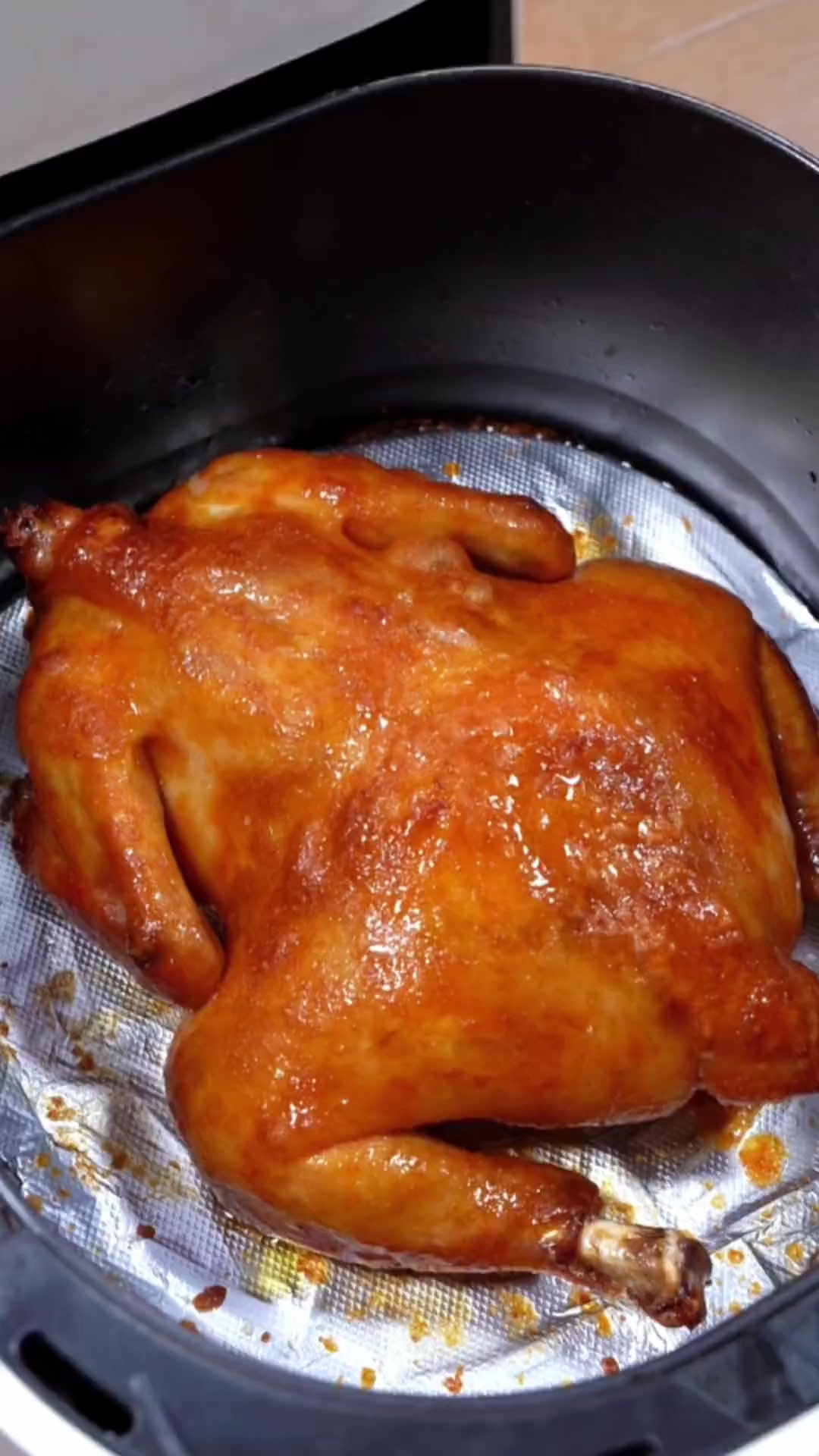 滋滋冒油的烤全鸡一定要试试，简单好做又好吃，大小朋友都喜欢