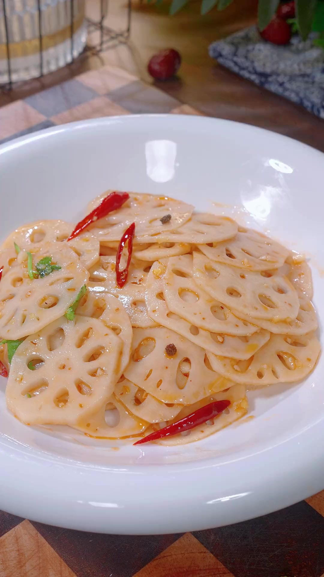 过年大鱼大肉吃多太油腻，你不妨试试这道凉拌莲藕，清脆又爽口