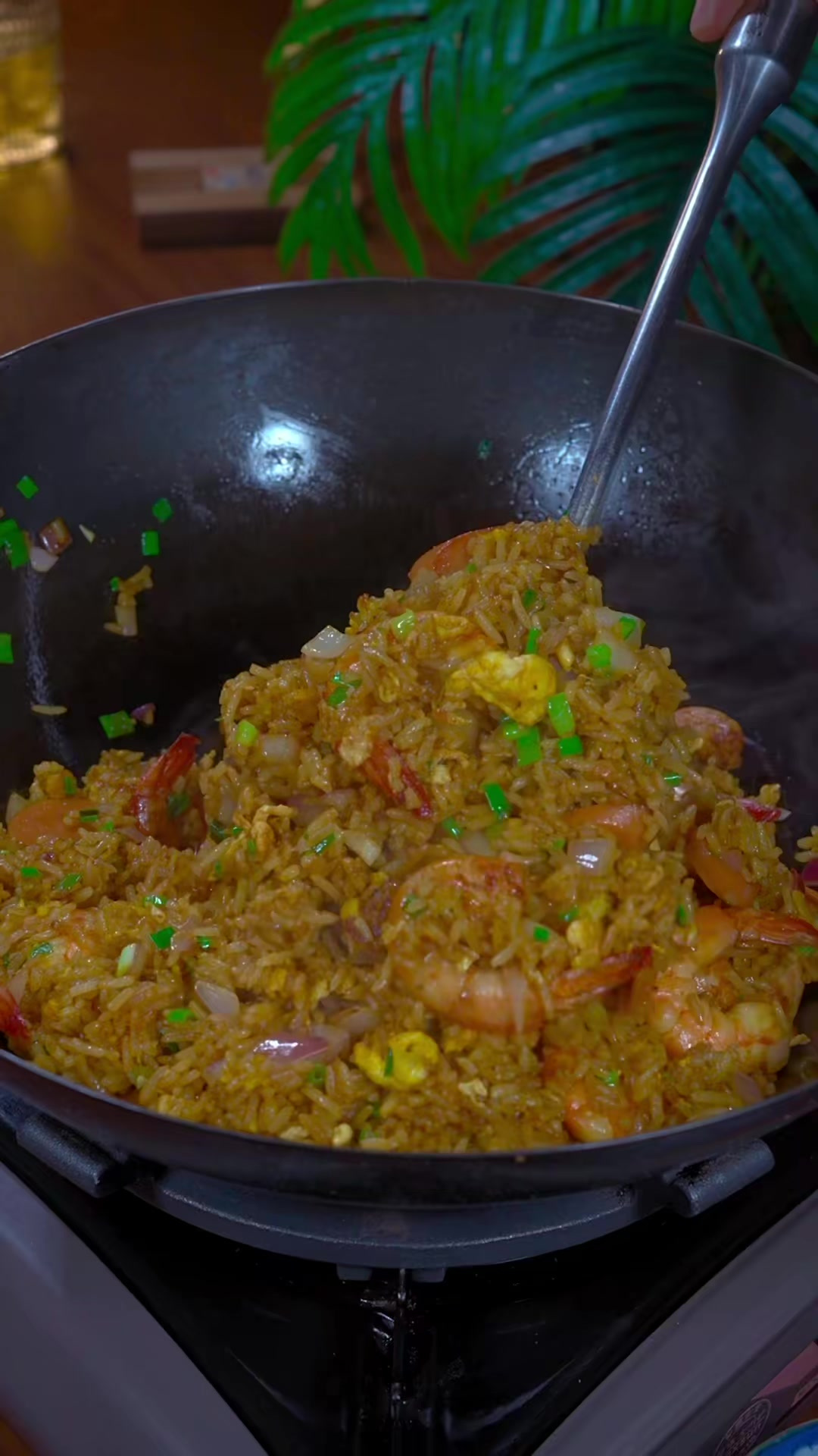泰式咖喱炒饭我从小吃到大，其实做法很简单自己也可以做的美食