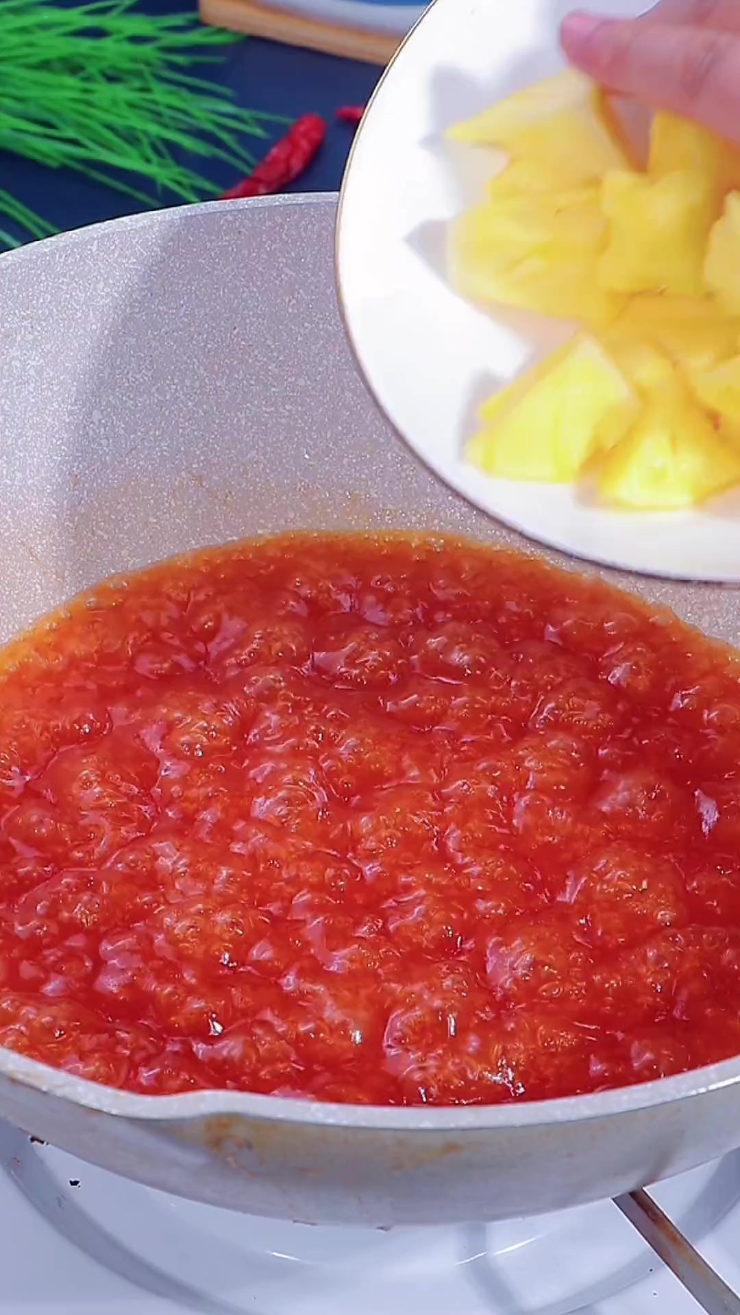 现在正是吃菠萝的季节，这道菠萝咕噜肉酸甜可口，深受小朋友喜爱