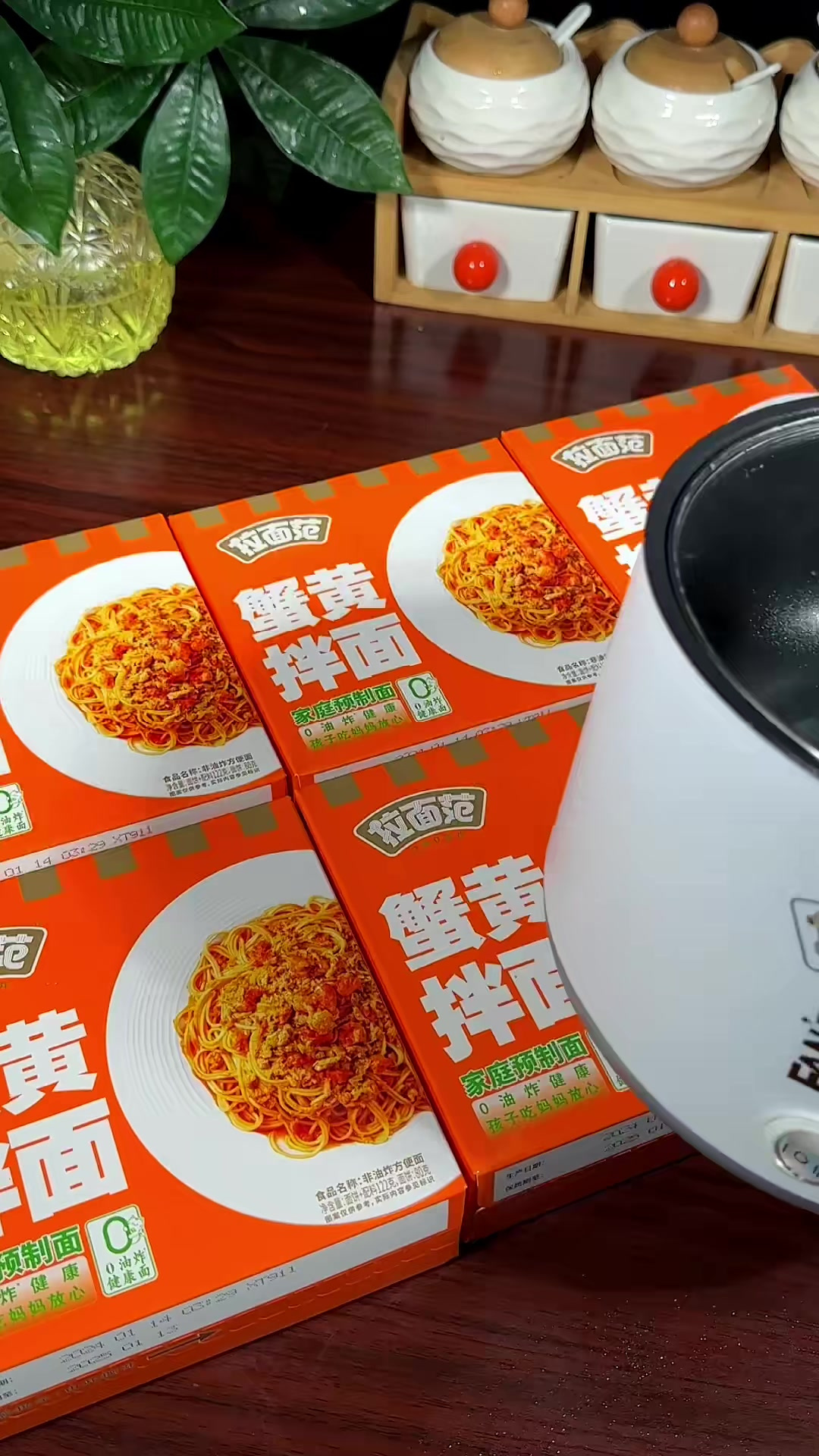 这个蟹黄拌面，你可一定要试试，好吃又划算