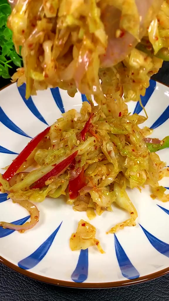 不开火也能做好吃的，凉拌包菜，今年夏天第N个凉拌菜，请你参考