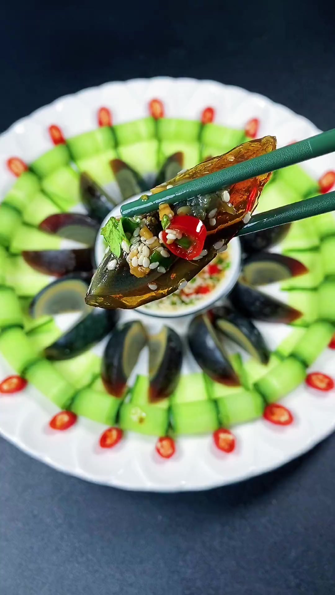 如意松花，皮蛋的创意摆盘，如果不知道吃什么的可以试试这道凉菜