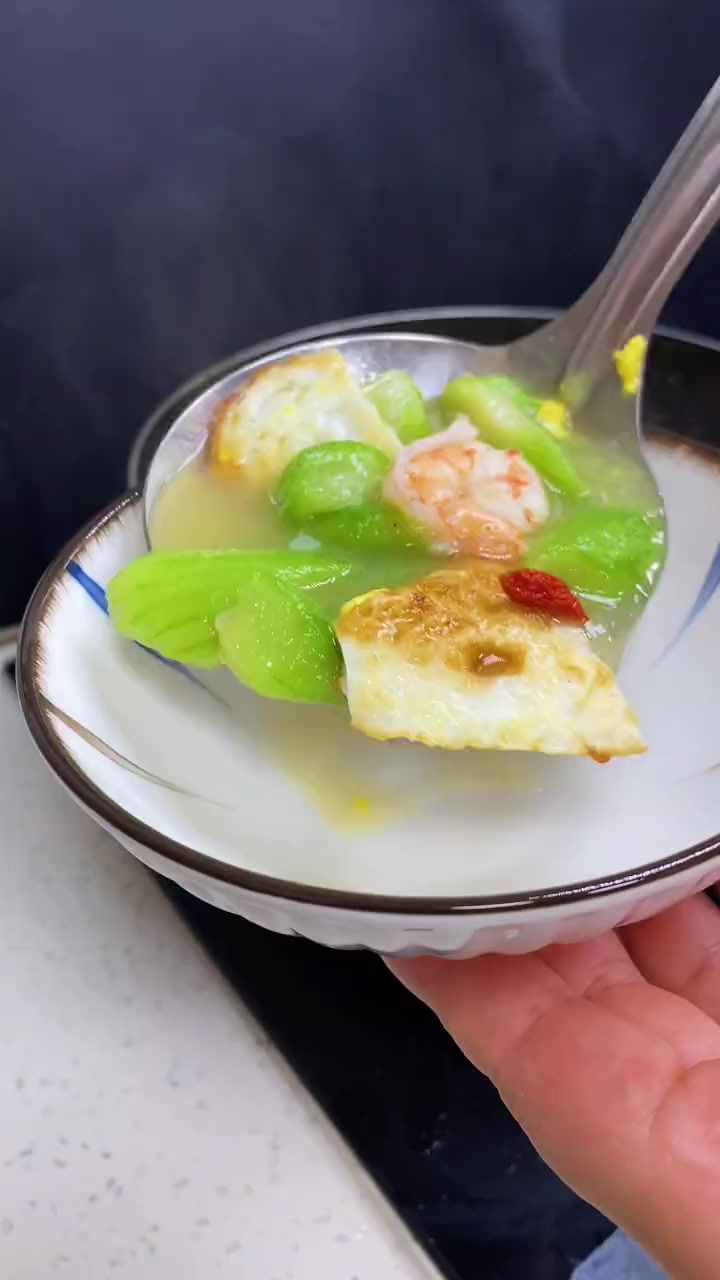 觉得自己肉肉多的可以喝这个丝瓜汤，做法简单，好喝又营养