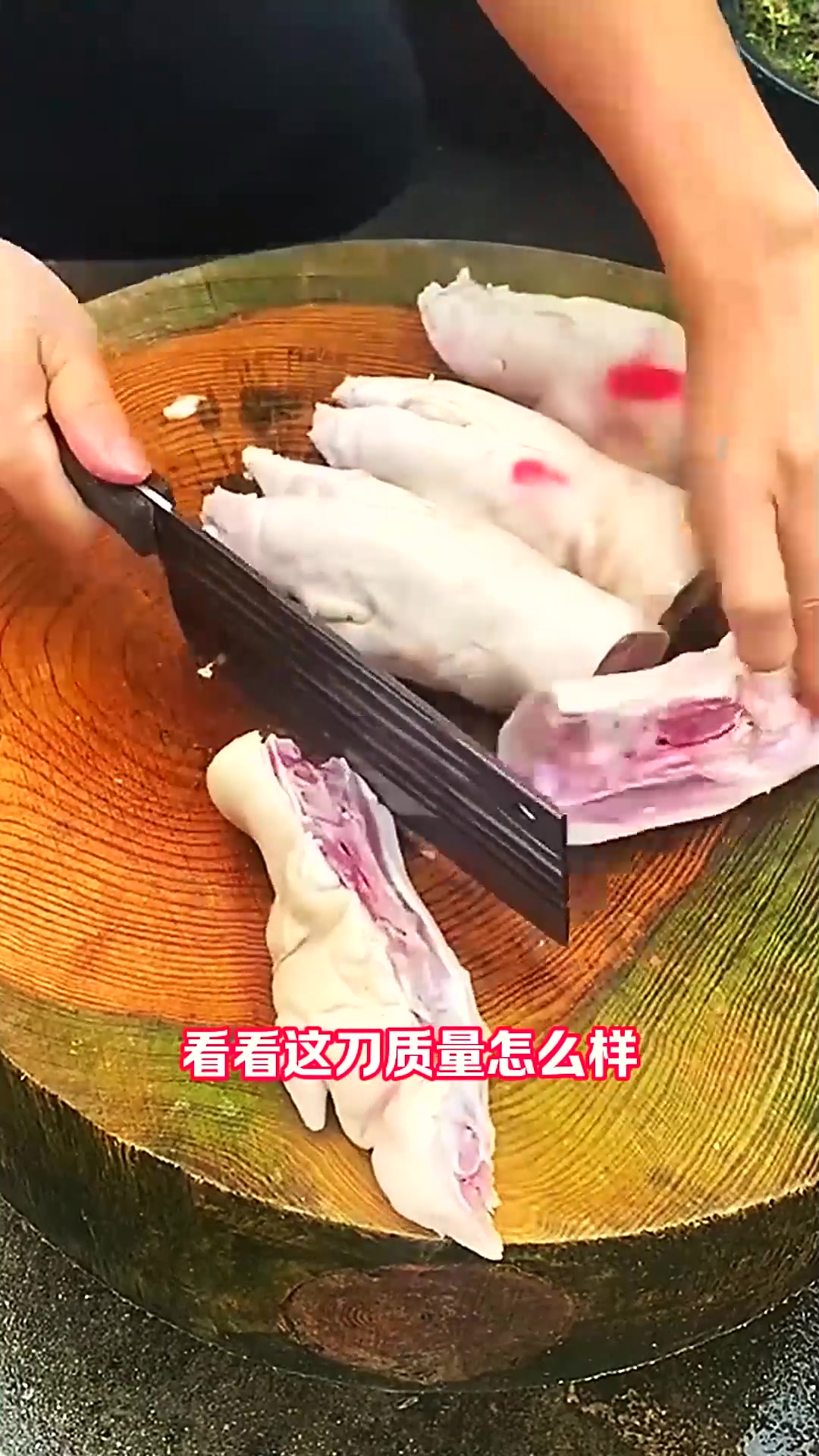  用刀快速分割猪蹄子