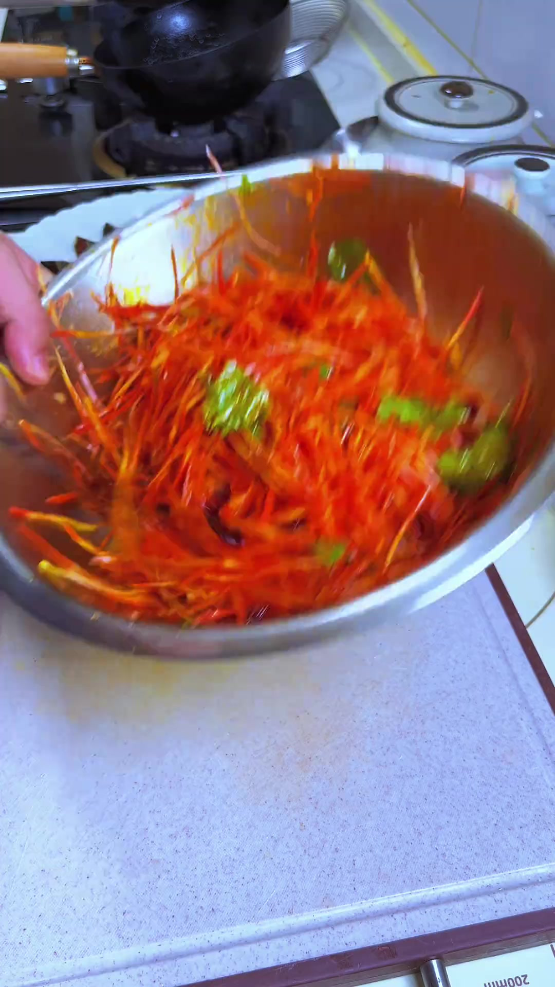 陕西人最爱吃的一个家常凉拌菜，凉拌红萝卜丝，做法简单味道美