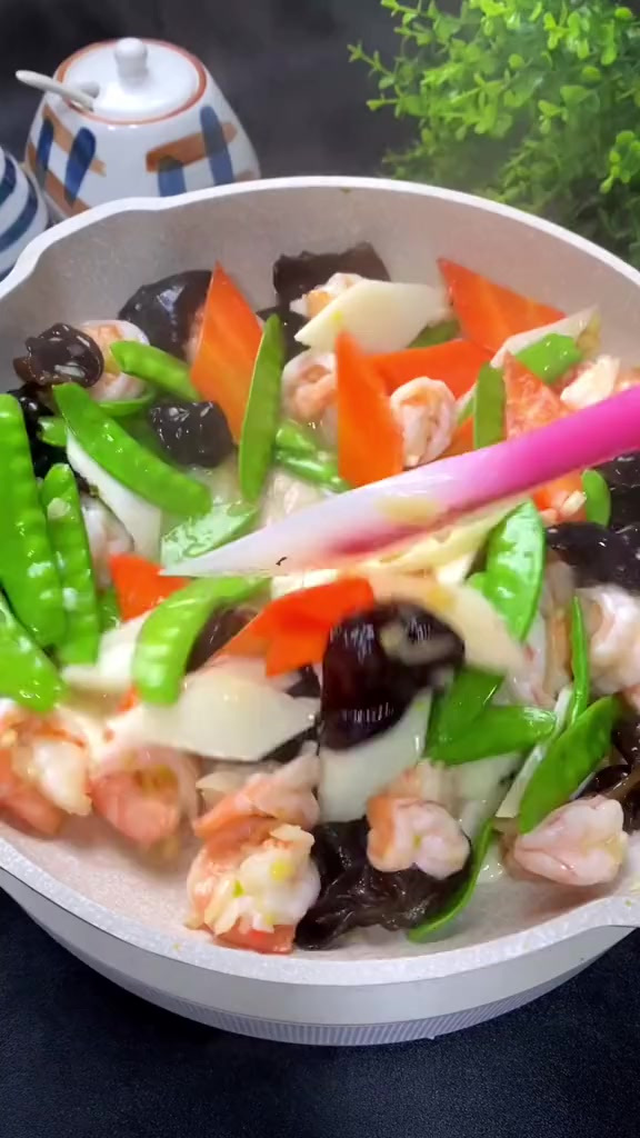 如果宝宝挑食不爱吃蔬菜，你就给她做这个虾仁炒时蔬，好吃又营养