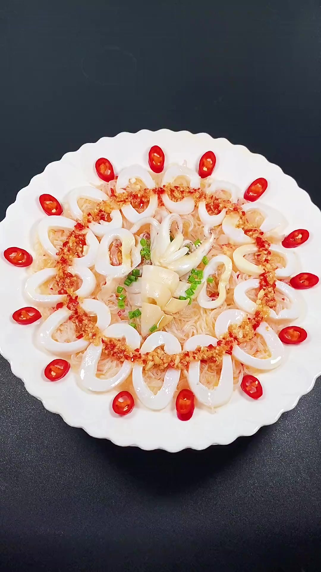 鱿鱼不要老炒着吃了，试着这样做好吃又好看，不仅鲜美做法还简单