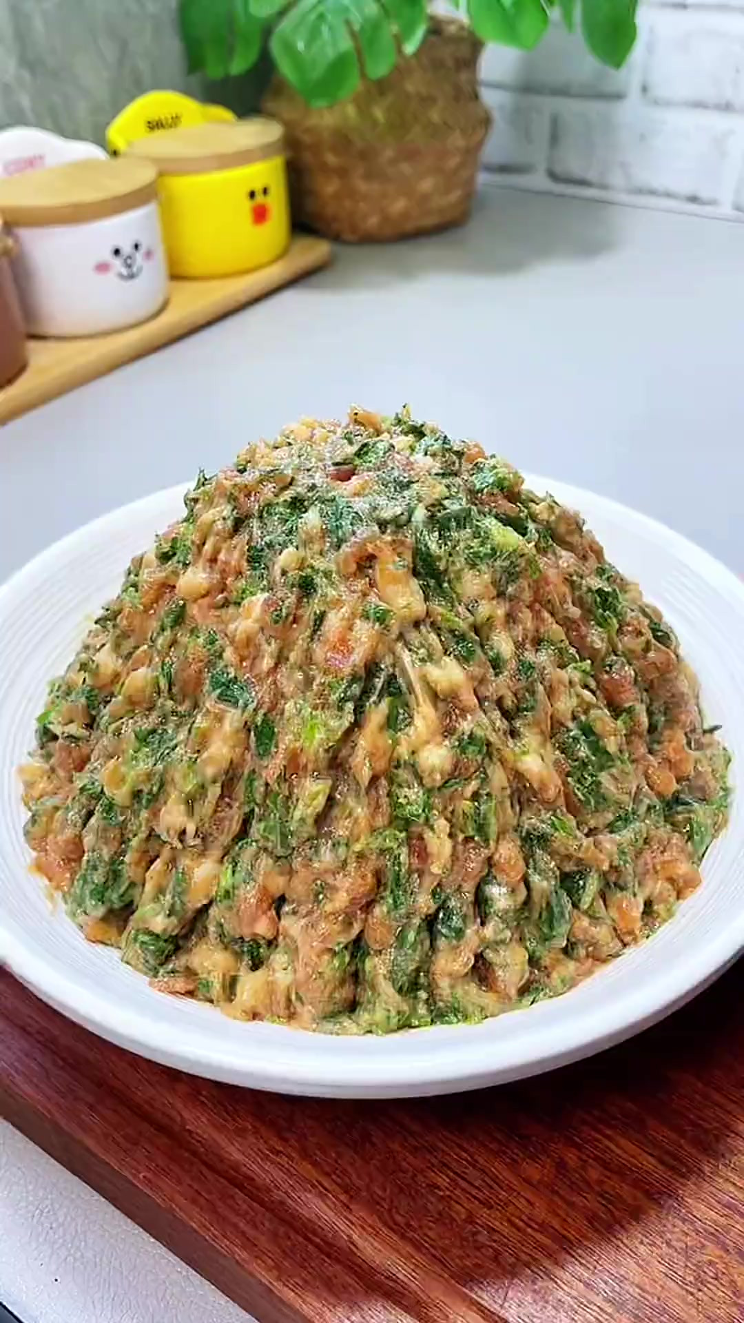 马上冬至了,猪肉荠菜馅这样调,鲜美多汁,特别好吃