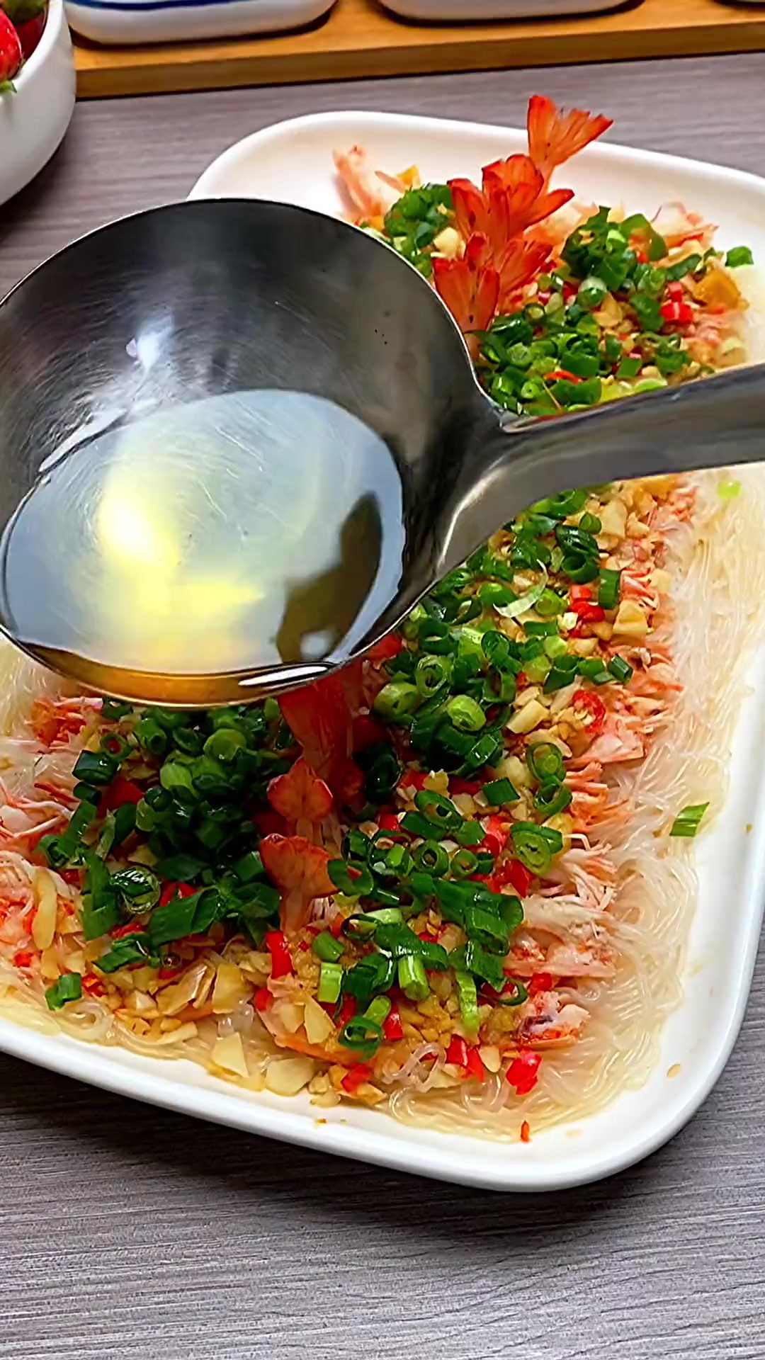 年夜饭做上这样一道蒜蓉粉丝蒸虾、寓意鸿运当头