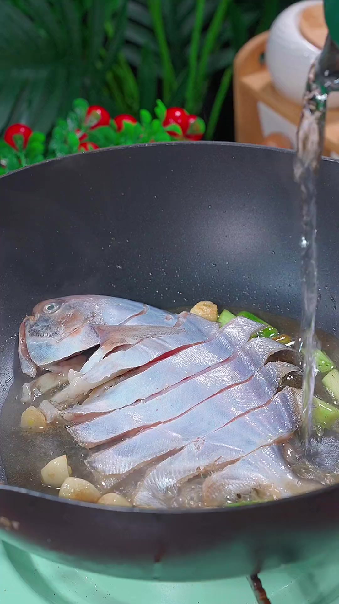 温州特色菜鲳鱼烧年糕 软糯的年糕包裹着鲜美的汤汁简直太赞了