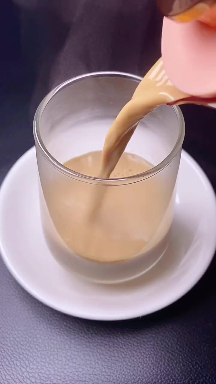 下雪的冬天，喝上一杯热腾腾的奶茶，大概是最幸福的事