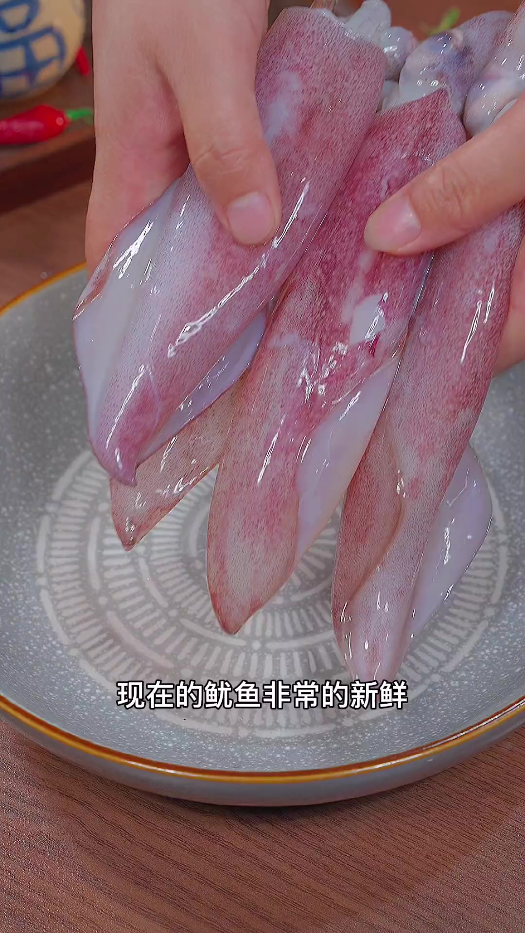 简单又好吃的白灼鱿鱼,鲜嫩爽滑,三分钟就搞定