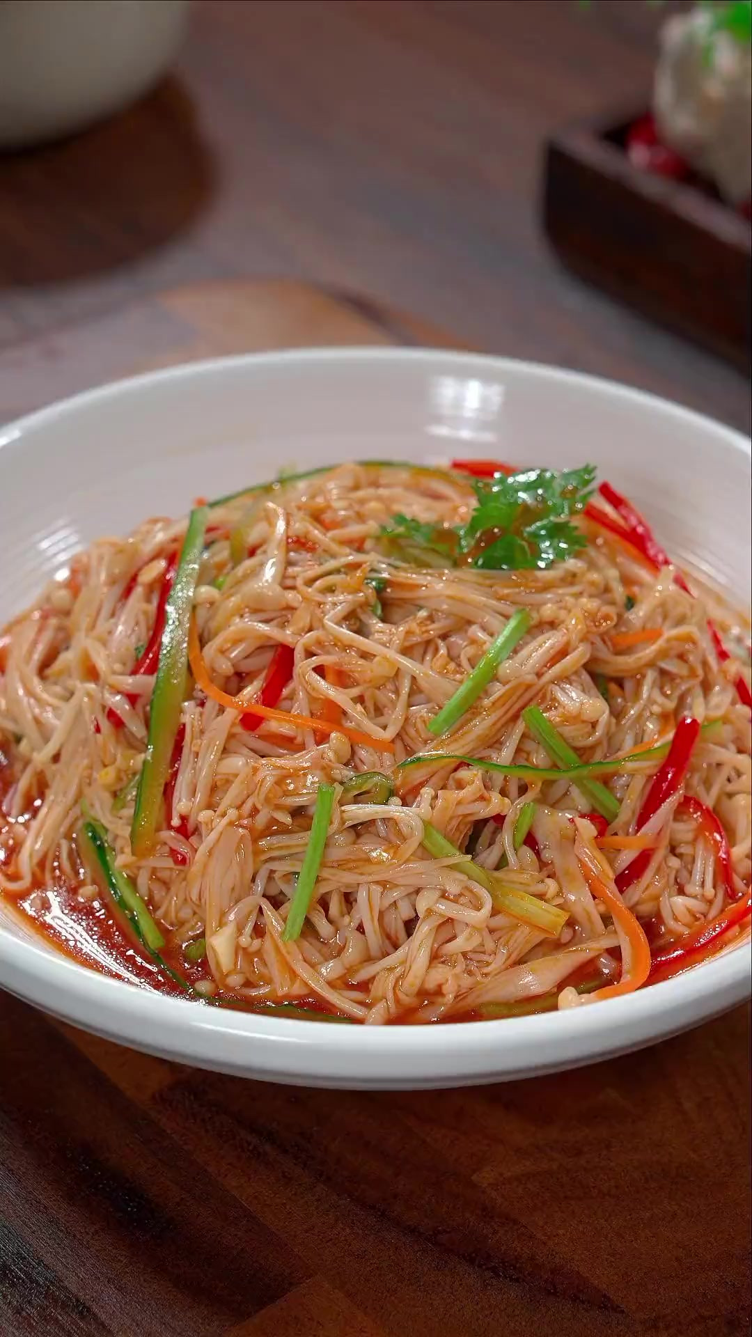 天热不想吃饭，就做这道凉拌金针菇，酸辣爽口，好吃又不腻