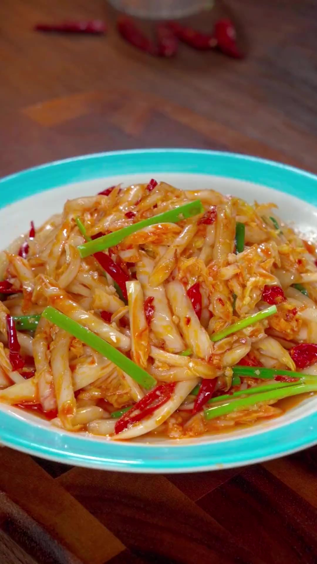 年夜饭的餐桌上做一道这样的凉拌白菜,比大鱼大肉还好吃