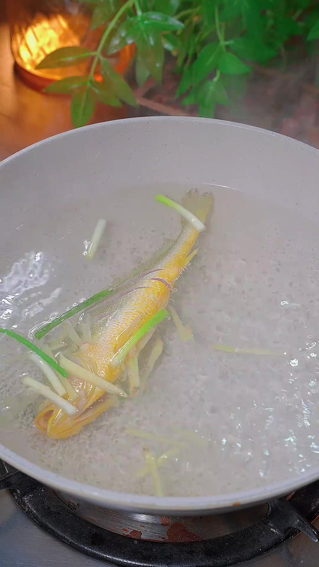 把黄鱼放开水里烫下才是清蒸鱼，最鲜嫩美味的做法