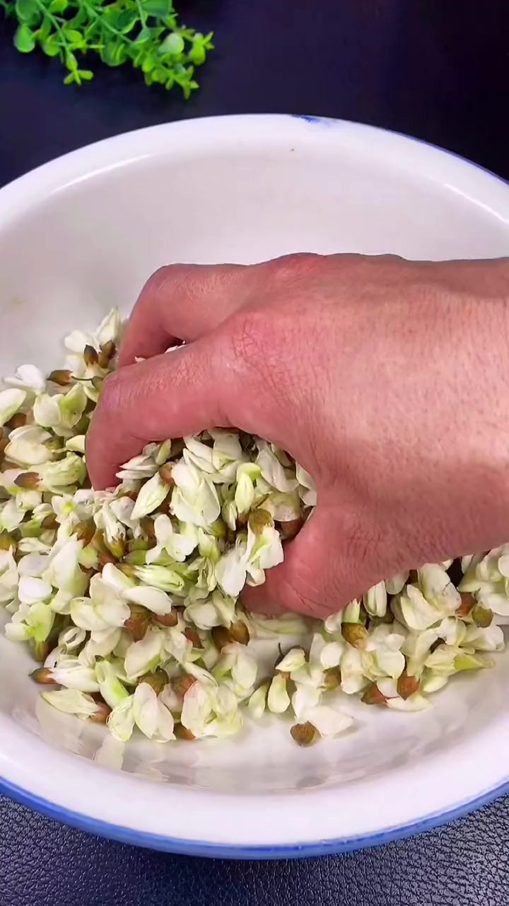 正是吃洋槐花的季节,你一定不要错过这个美食