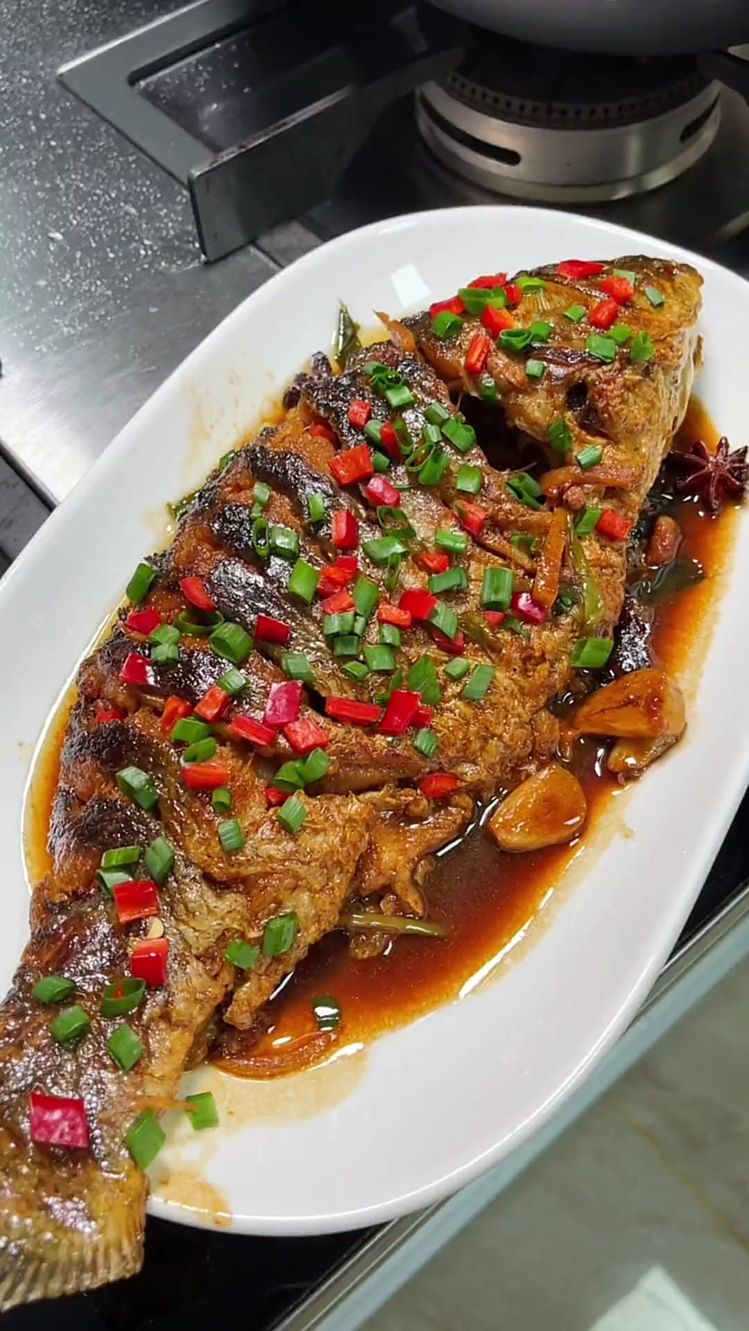 红烧鲤鱼的家常做法，鲜香入味还不腥，全家人都夸我是大厨