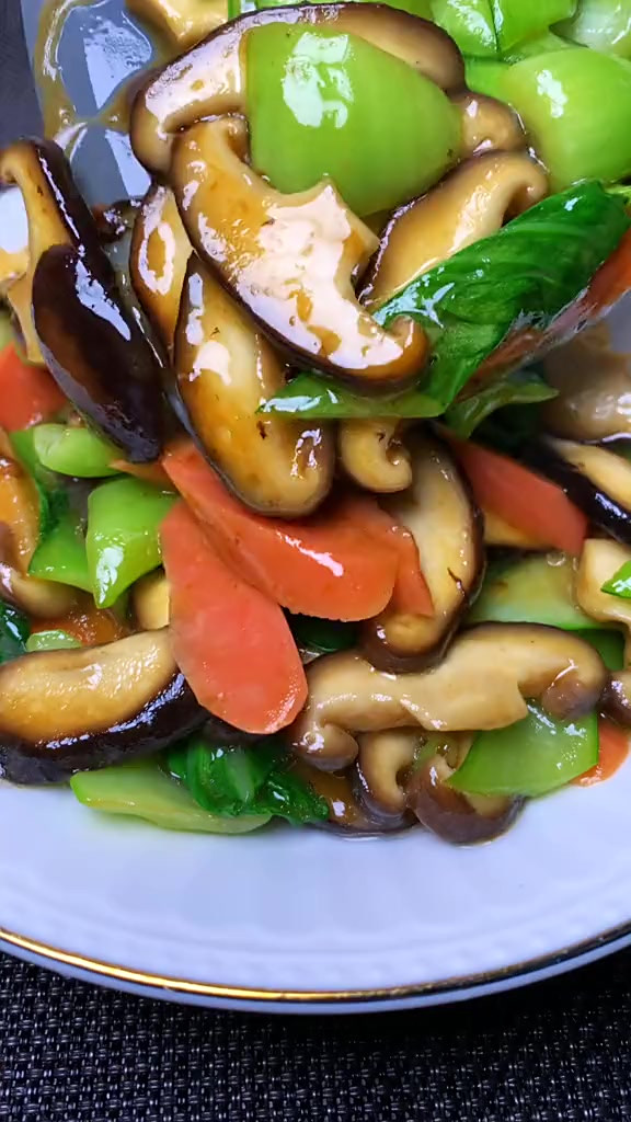 香菇油菜这样做不放肉真的超好吃