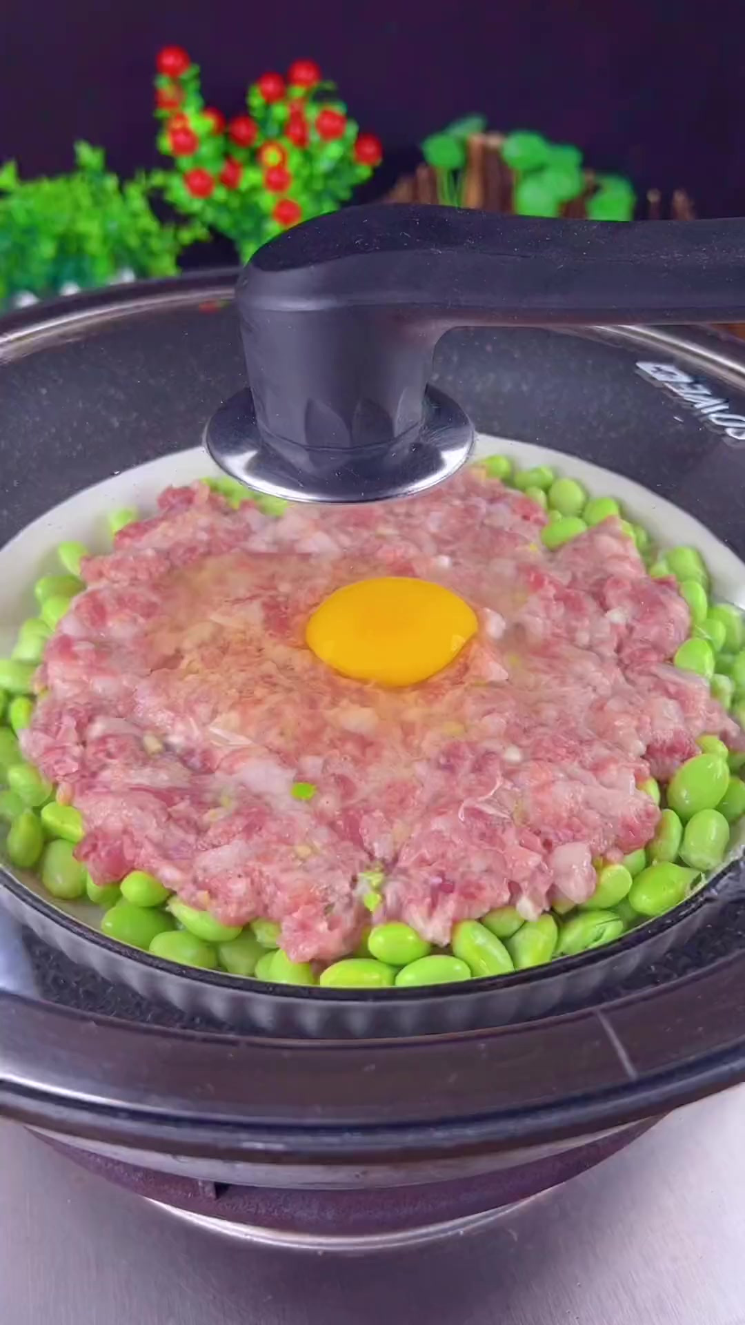 夏天就要吃这种清爽又鲜美的菜,肉末蒸毛豆～