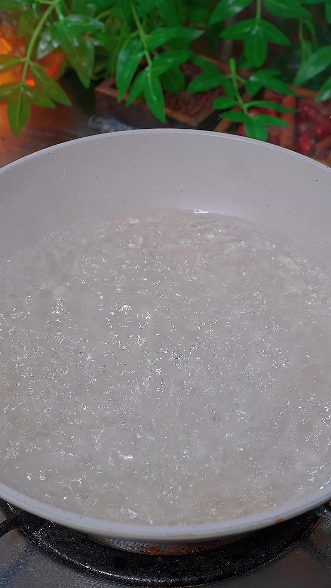 把鲳鱼放开水烫一下才是清蒸鲳鱼最好吃最美味的做法