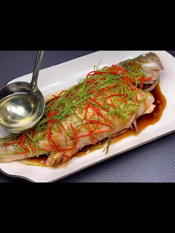 马上要过年了，给家人做个清蒸鲈鱼，祝大家年年有余