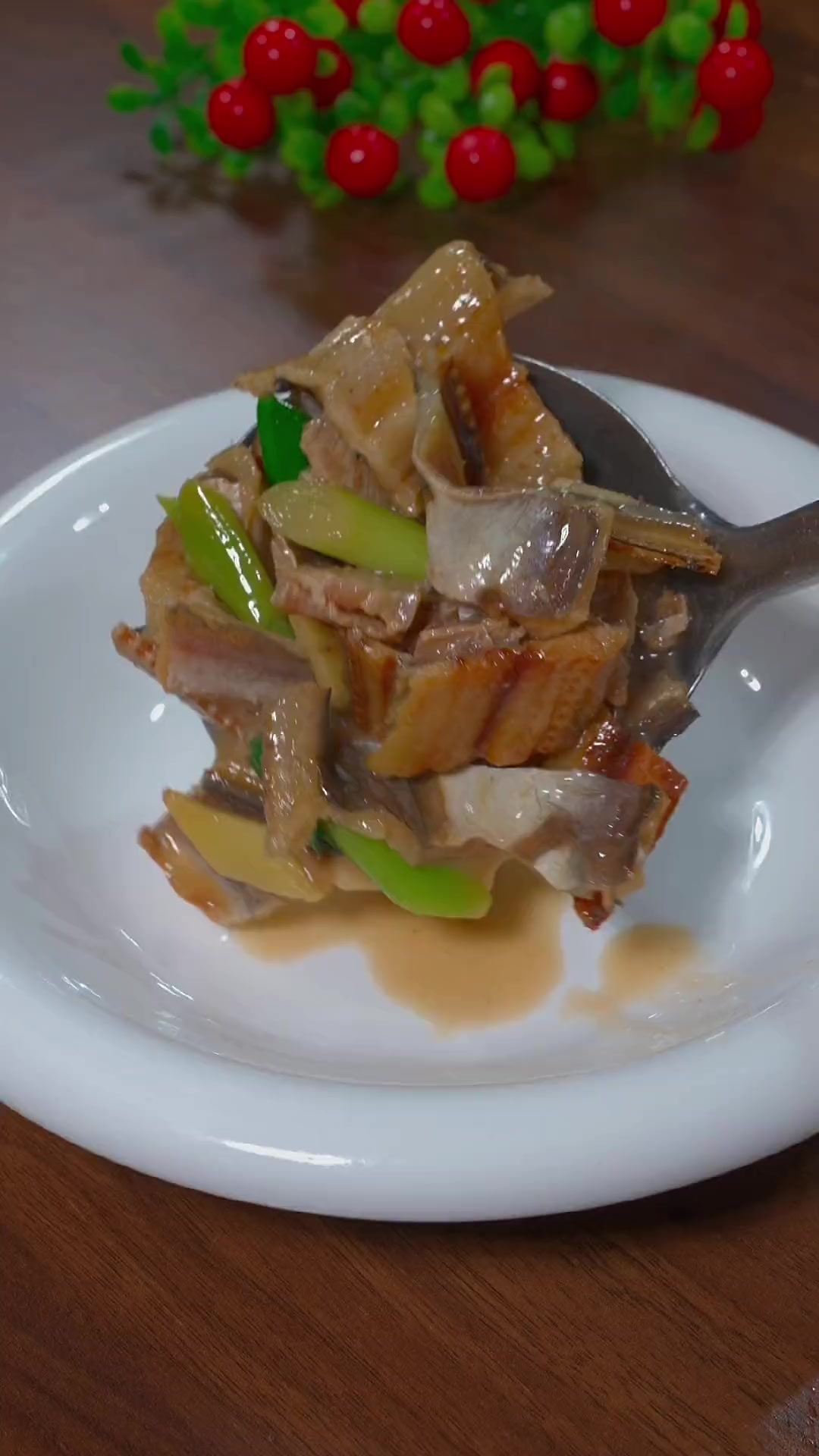 在温州家烧鳗鱼鲞是非常有名的下饭菜