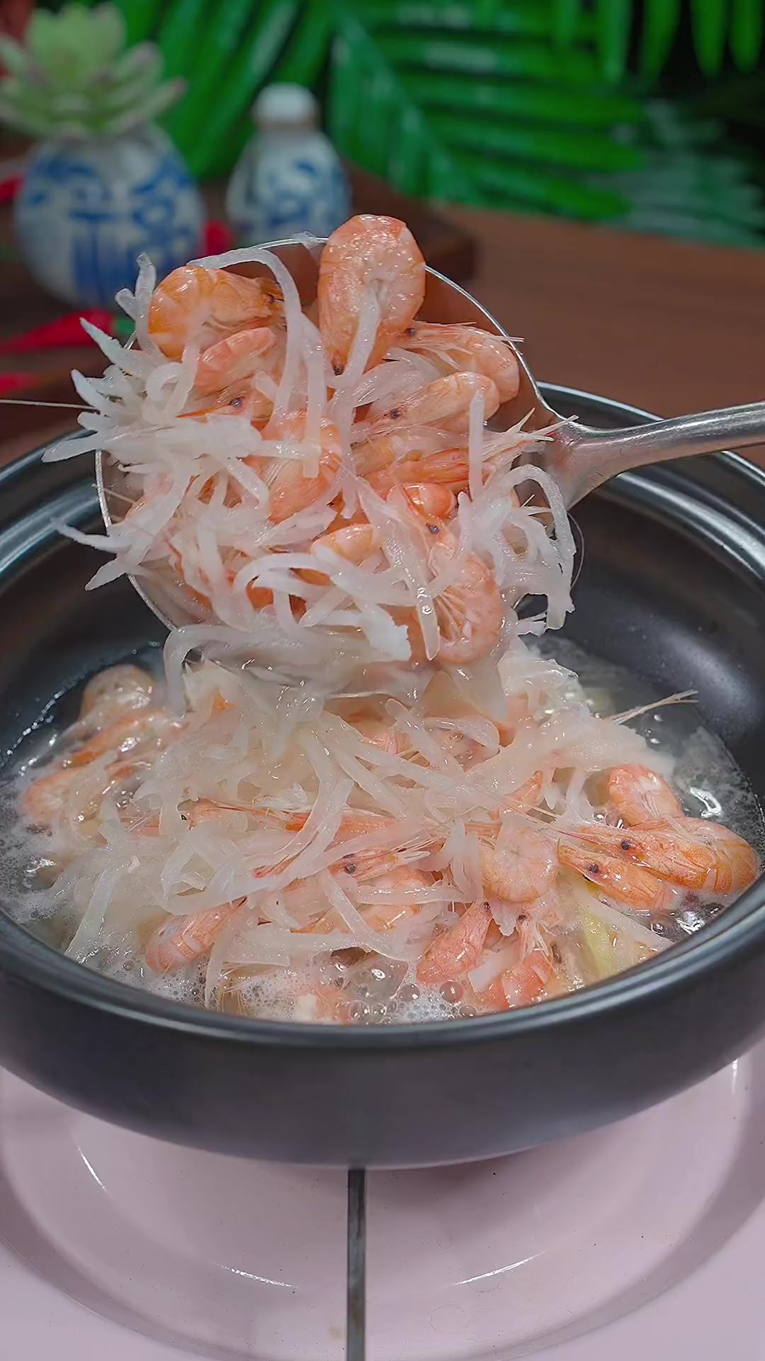 萝卜丝烧白虾,鲜美清甜,做法还非常的简单