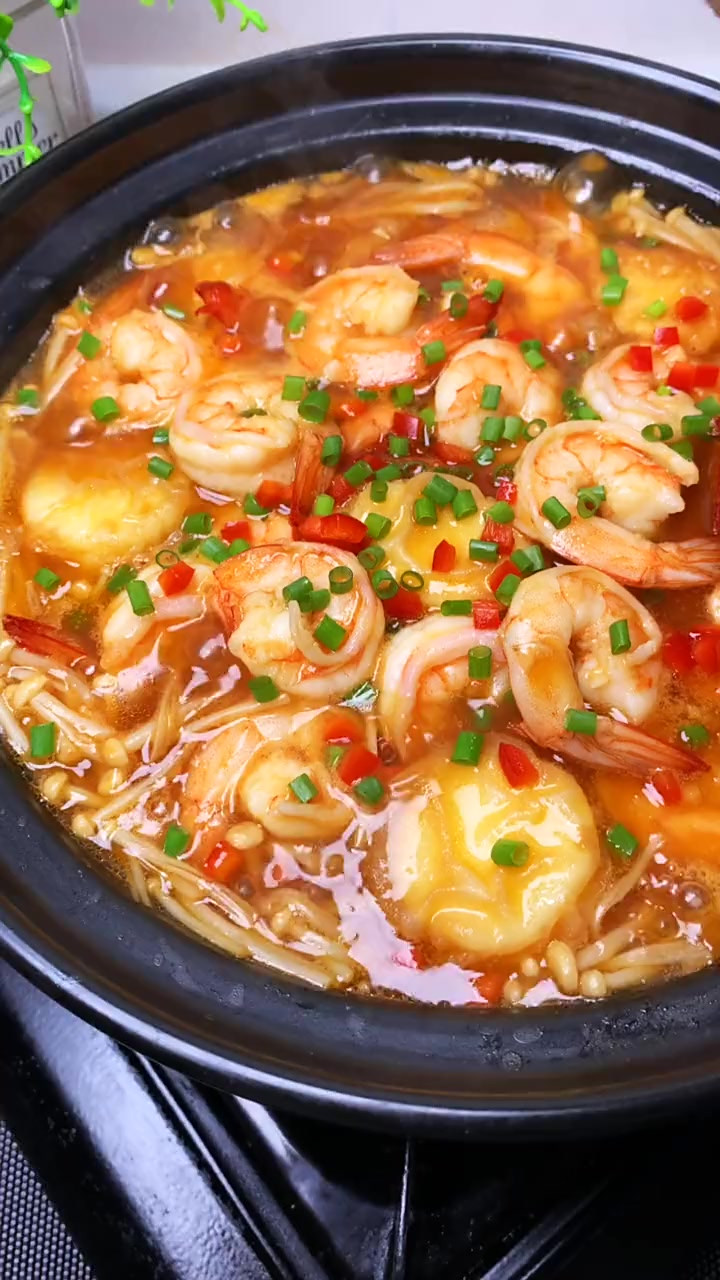 简单又好吃的鲜虾豆腐煲，家人超喜欢，汤汁拌米饭孩子吃了两大碗