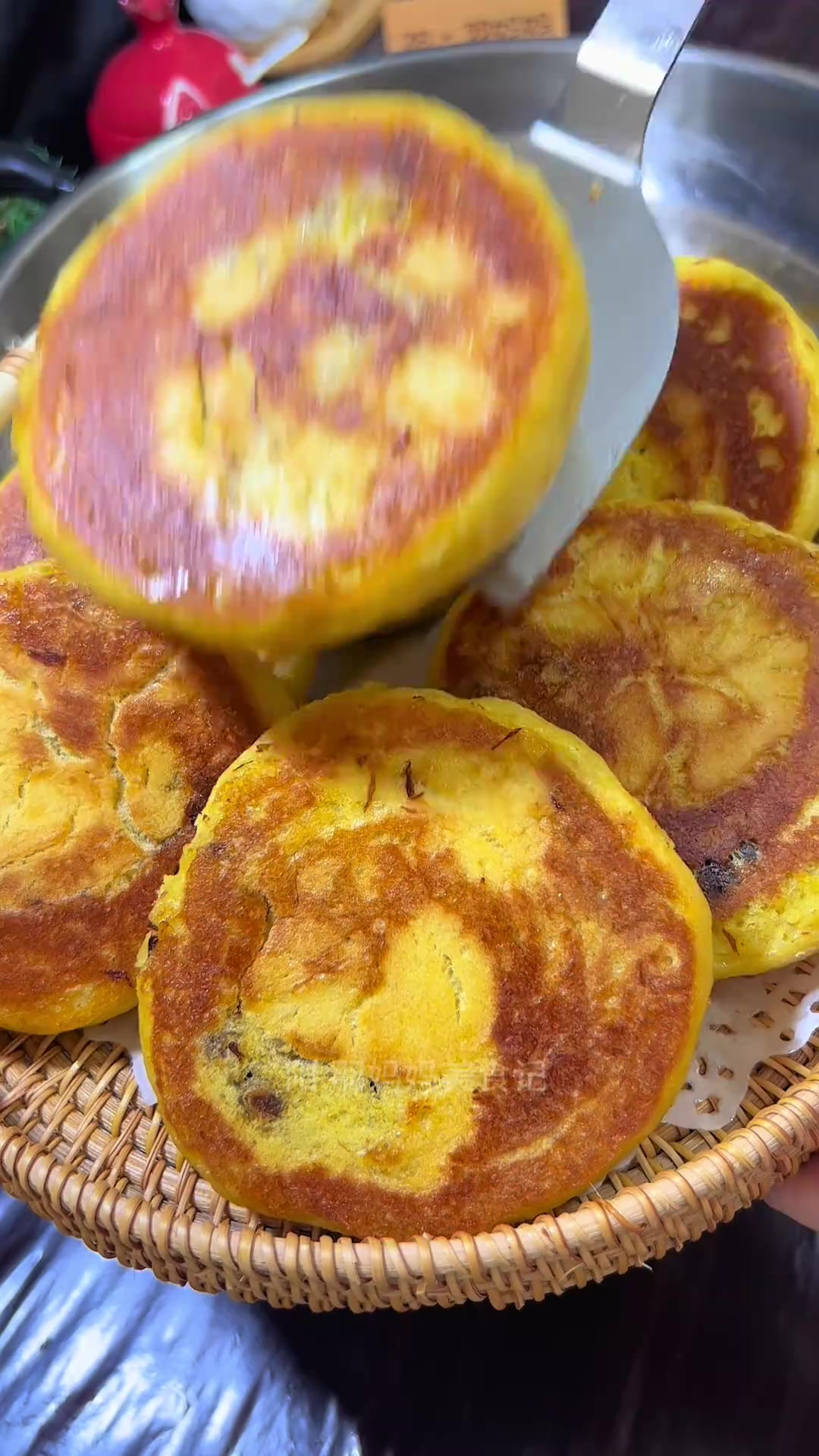 金黄酥脆的玉米梅菜肉馅玉米饼,你们一定要去试试,太香了