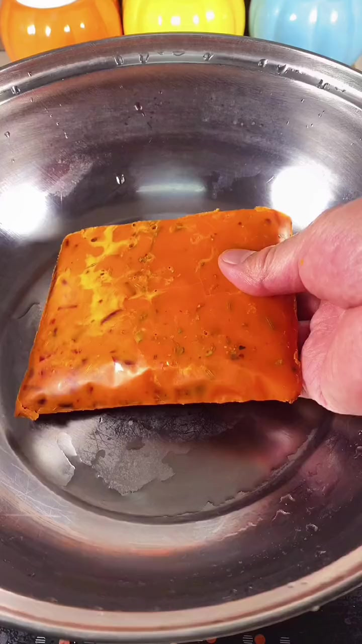 在家吃火锅汤底这样调，味道一点也不比外面的差