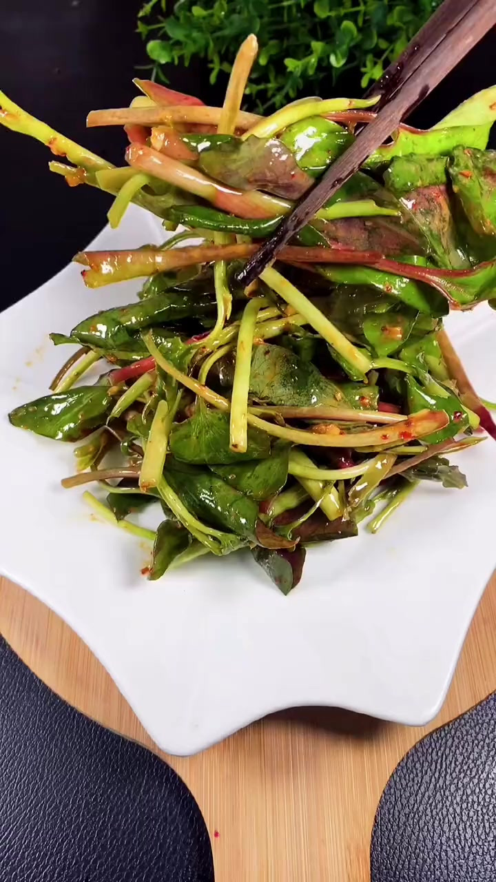 凉拌鱼腥草，这个菜很多人都喜欢吃，但会做的人不多