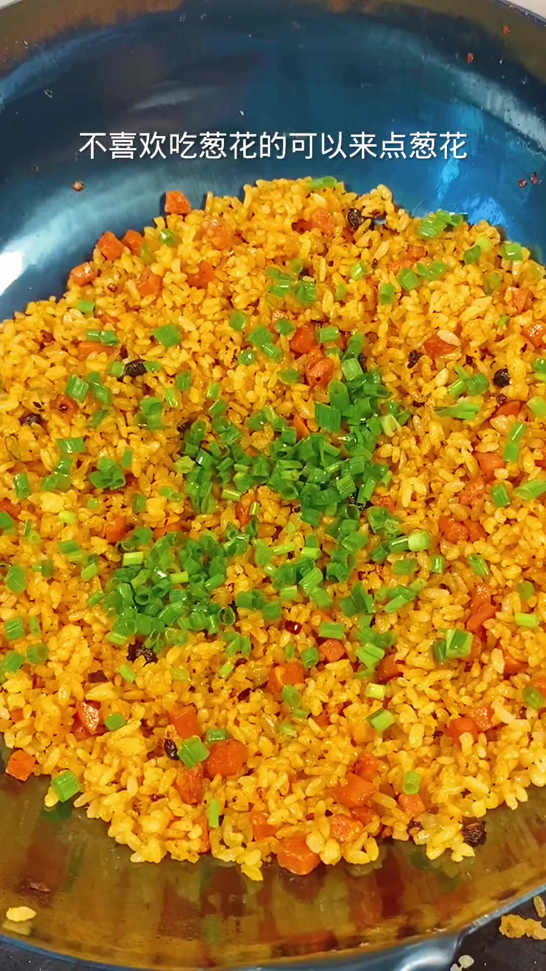 家里只有一碗剩米饭怎么办?把它做成老干妈炒饭!不要太好吃哦