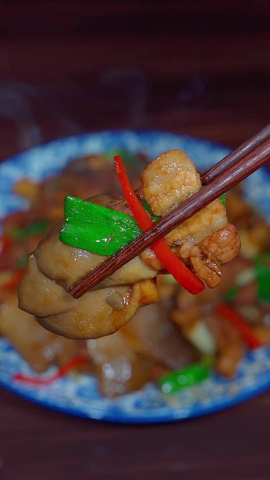 蘑菇炒肉这么做香辣下饭，三碗饭都不够吃