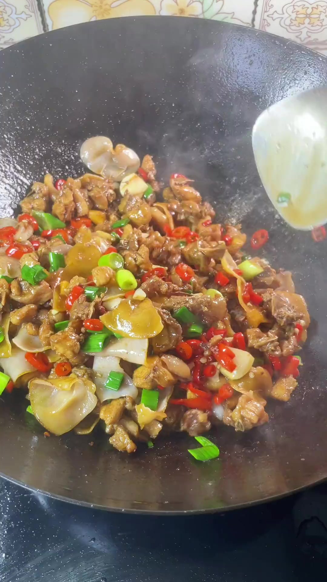 农家爆炒土鸡这样做 香辣入味 下酒更下饭！
