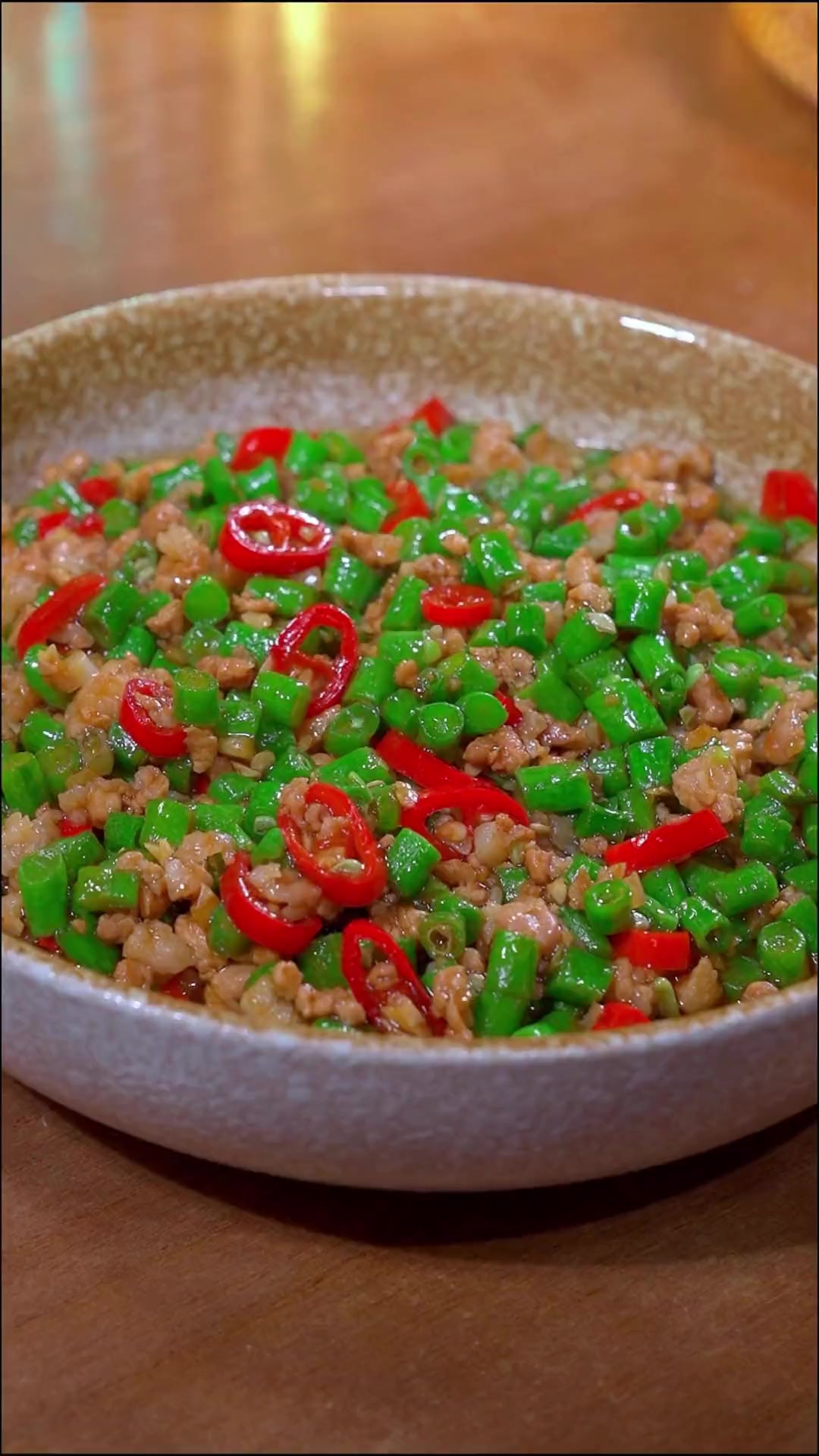 夏天的缸豆好新鲜，和肉末一起炒，拌饭拌面都很好吃