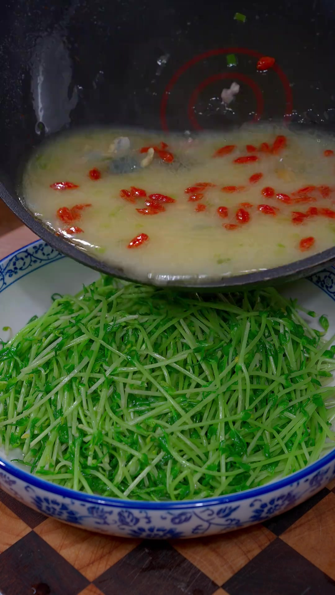 过年大鱼大肉吃多了太油腻，试试这道上汤豆苗