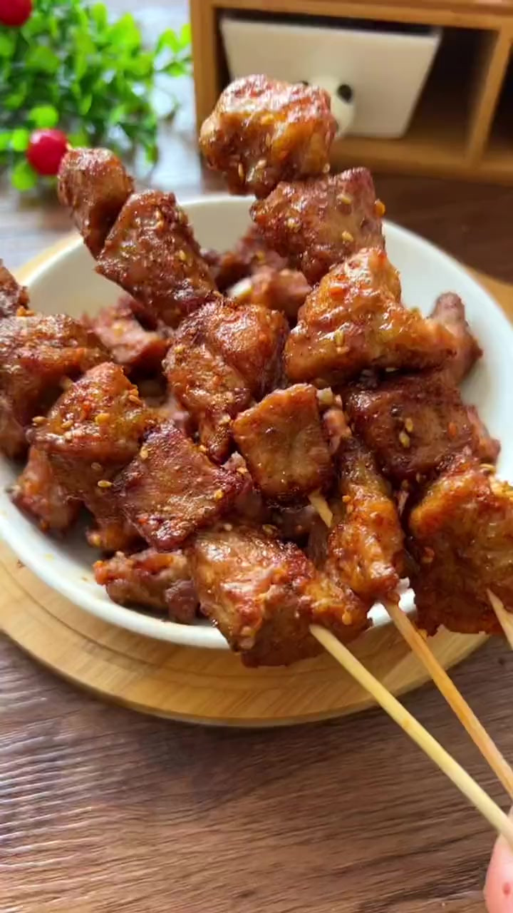 好吃的烤肉串自己在家也可以做，学会的赶紧试试！