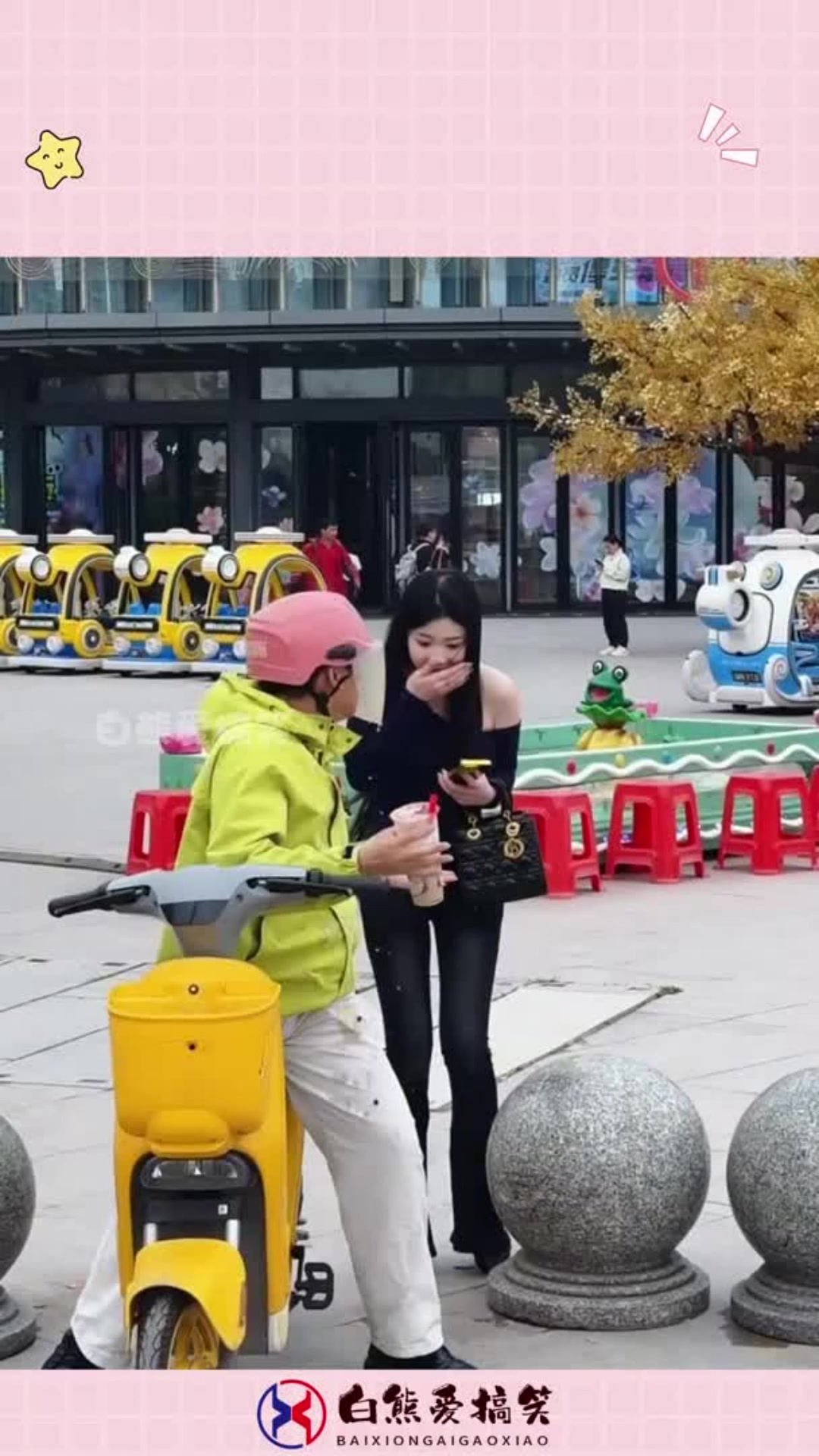 男子吐到外卖员的脚,外卖员顺手拿小姐姐奶茶出气,结果自己惨了