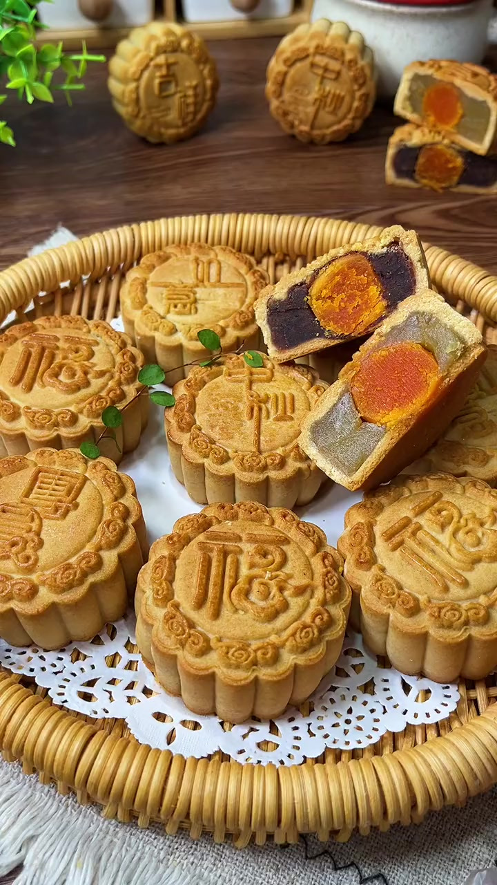 经典广式蛋黄月饼详细教程：不塌腰不开裂，皮薄馅大，超好吃！