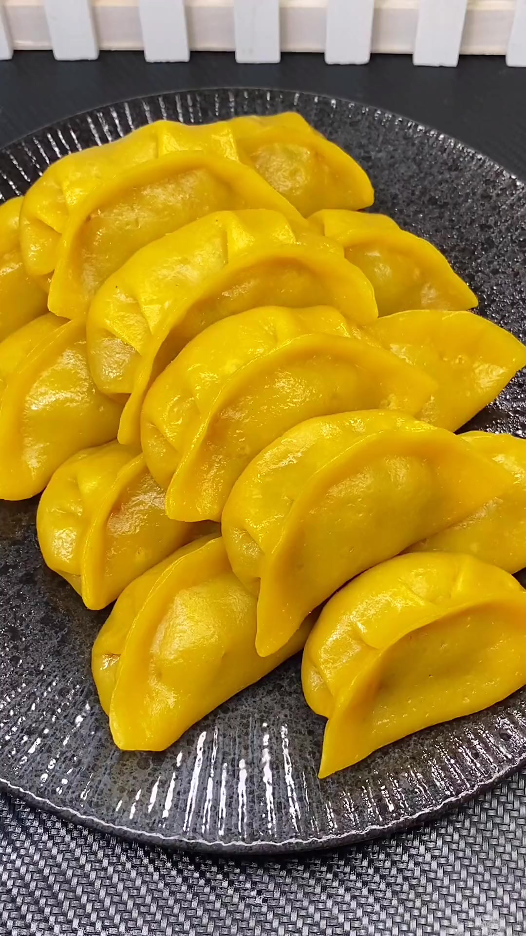 玉米面蒸饺的做法，皮筋道馅鲜香吃一口直流油