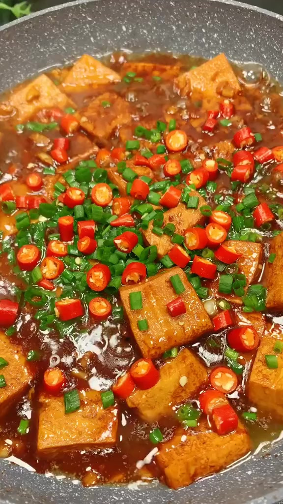 现在猪肉太柜，今天花两块做了一锅红烧豆腐，老公连吃三碗饭