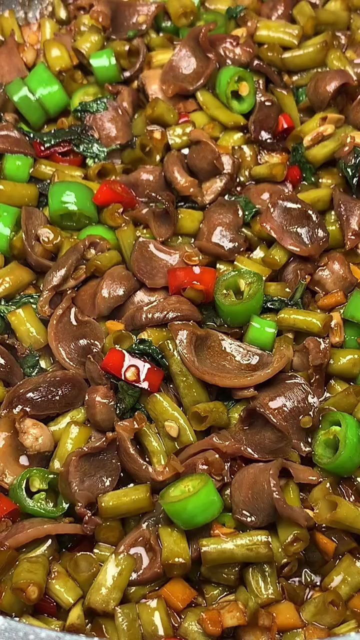 每次出大排档吃快餐，最常点的一道菜～～酸辣鸡杂。太下饭了