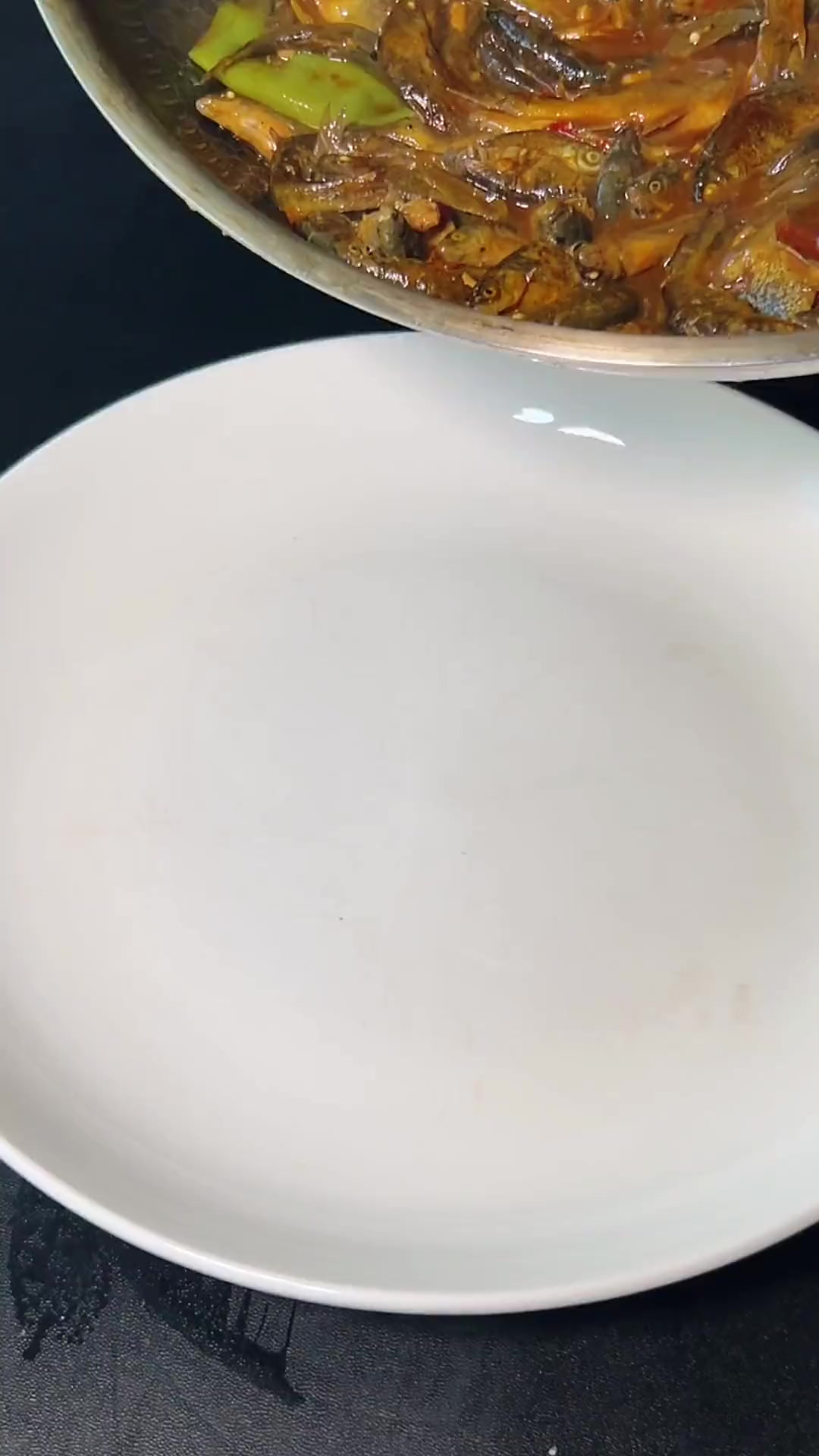 酱焖开江鱼，加一种东北大酱味道十足