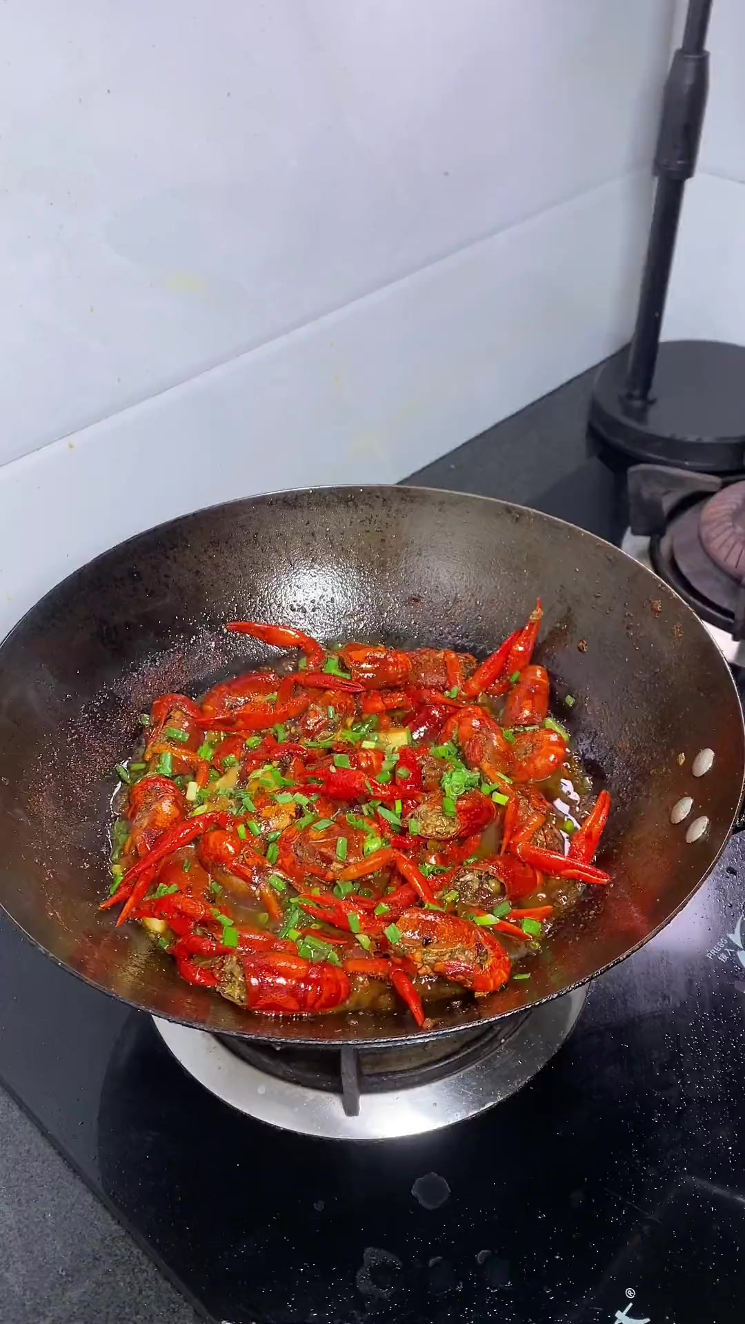 油焖小龙虾这样做，肉质鲜嫩，麻辣入味！味道一点不输外面买的
